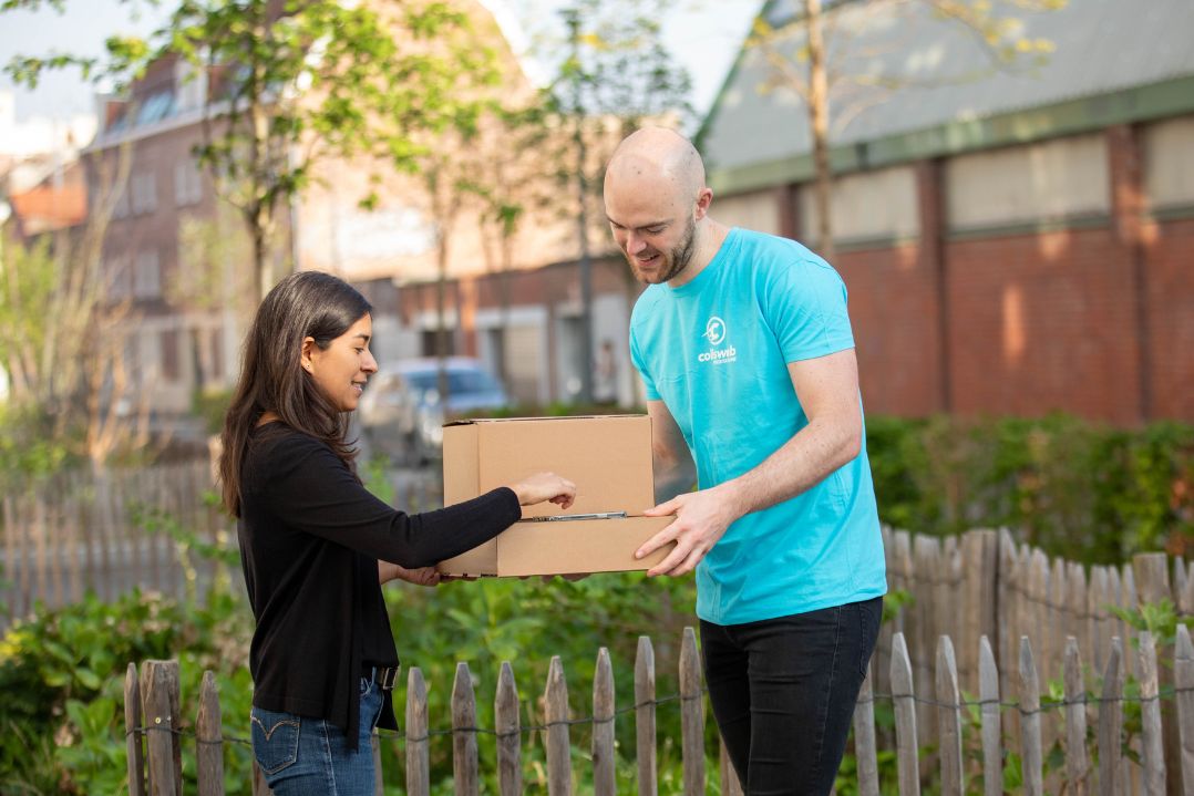 Colisweb employee during a delivery.