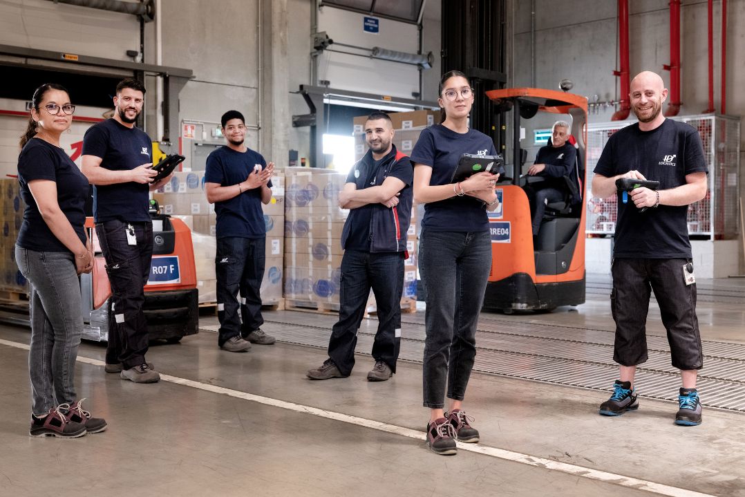 Collaborateurs ID Logistics dans un entrepôt.