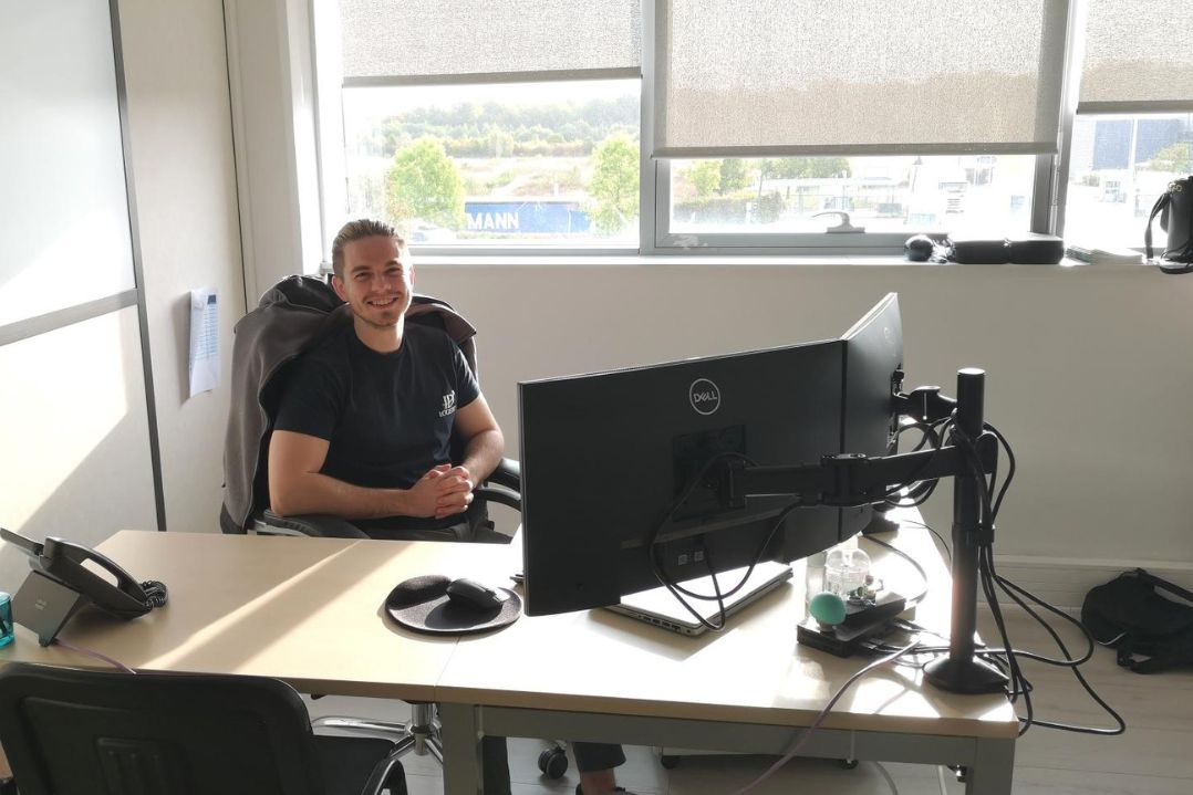 ID Logistics employee at her desk.