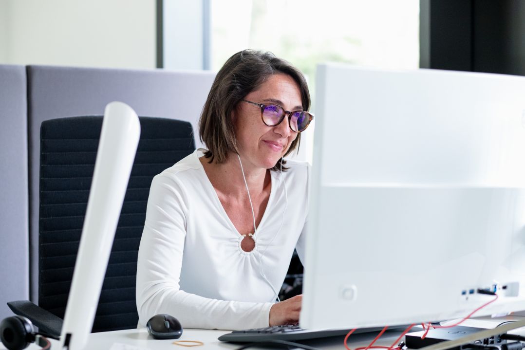 ID Logistics employee at her desk.