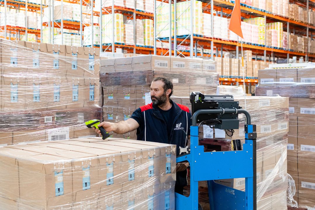 ID Logistics employee scanning a barcode.