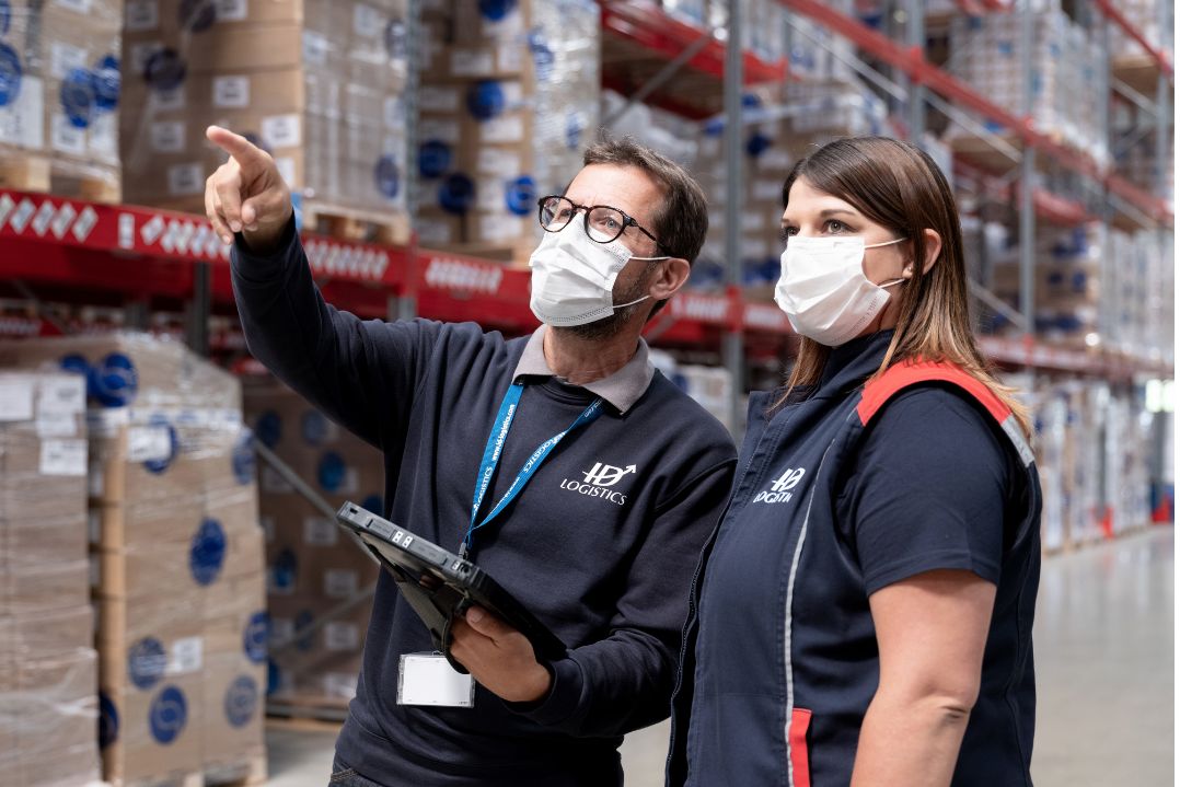 Two ID Logistics employees with masks.