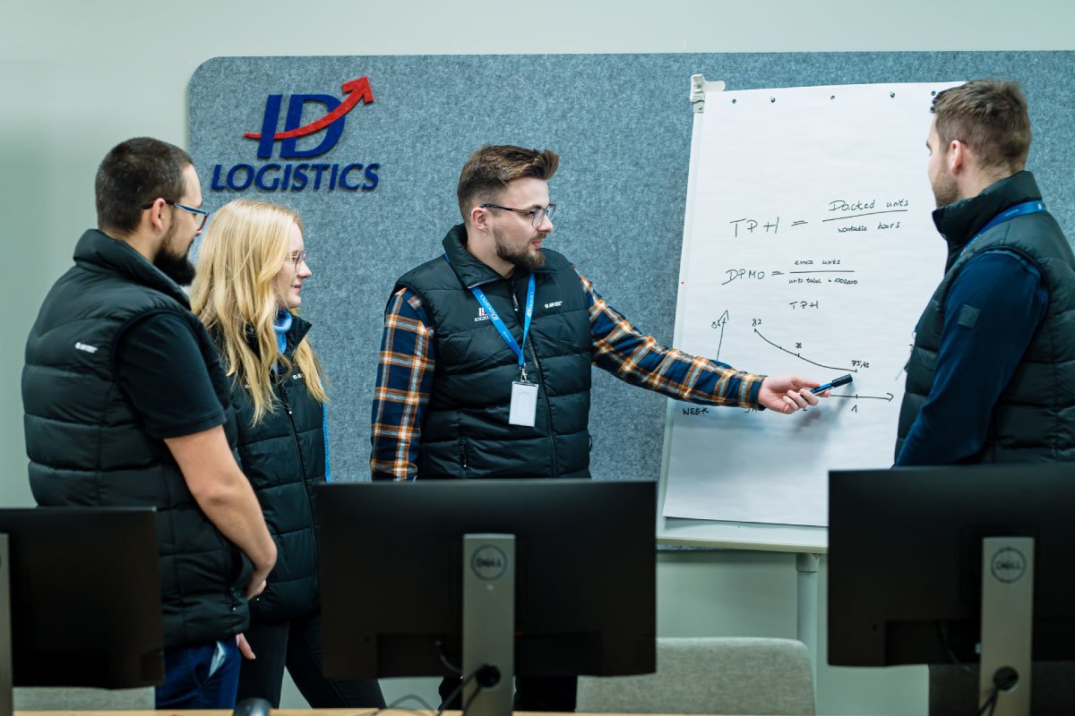 ID Logistics employees at a briefing.