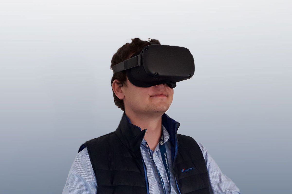 ID Logistics employee testing virtual reality.