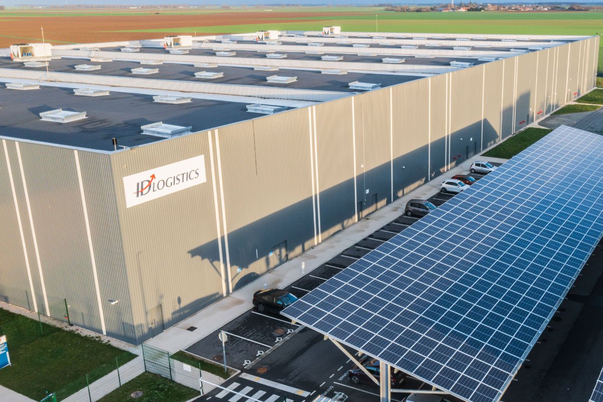 ID Logistics warehouse with photovoltaic panels.