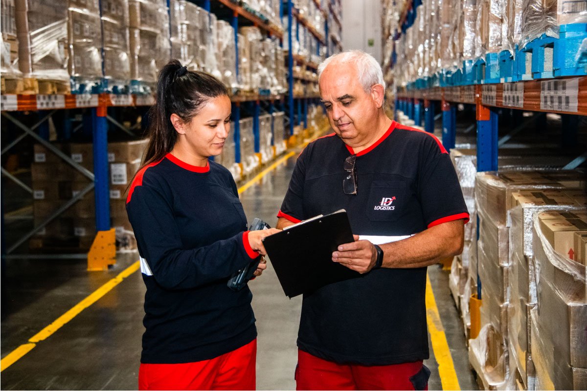 Two ID Logistics employees in a warehouse.