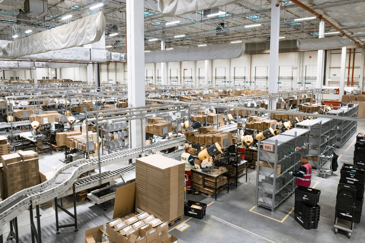 Overview of an ID Logistics warehouse.