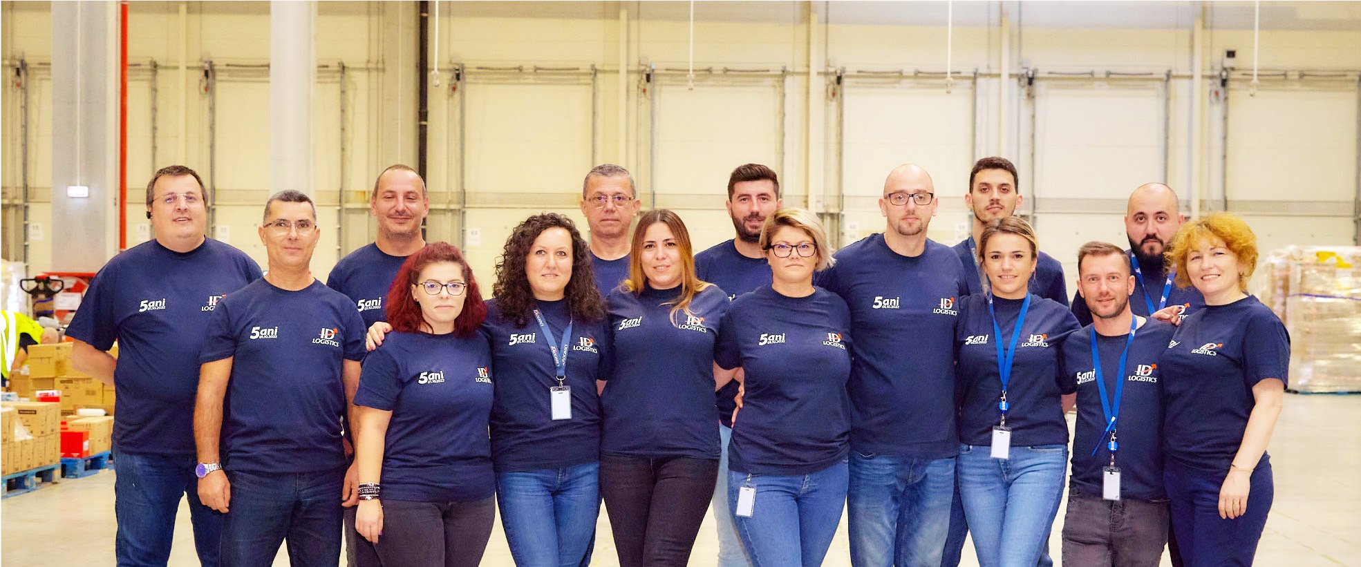 Group of ID Logistics employees in a warehouse.