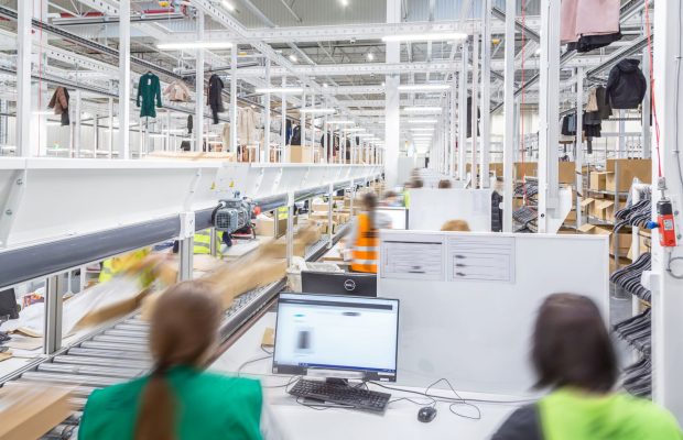 Photo à l'interieur d'un entrepôt du secteur d'activité Fashion ID Logistics.