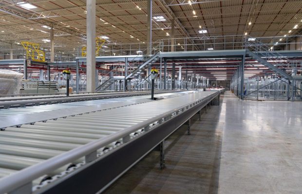 Tapis roulant dans un entrepôt ID Logistics.