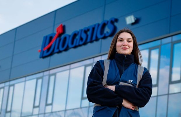 Photo of an ID Logistics employee in front of a warehouse.