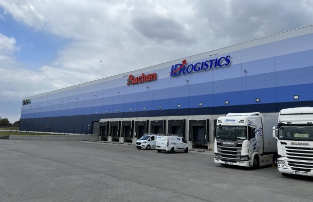 Entrepôt ID Logistics, client Auchan avec des véhicules.